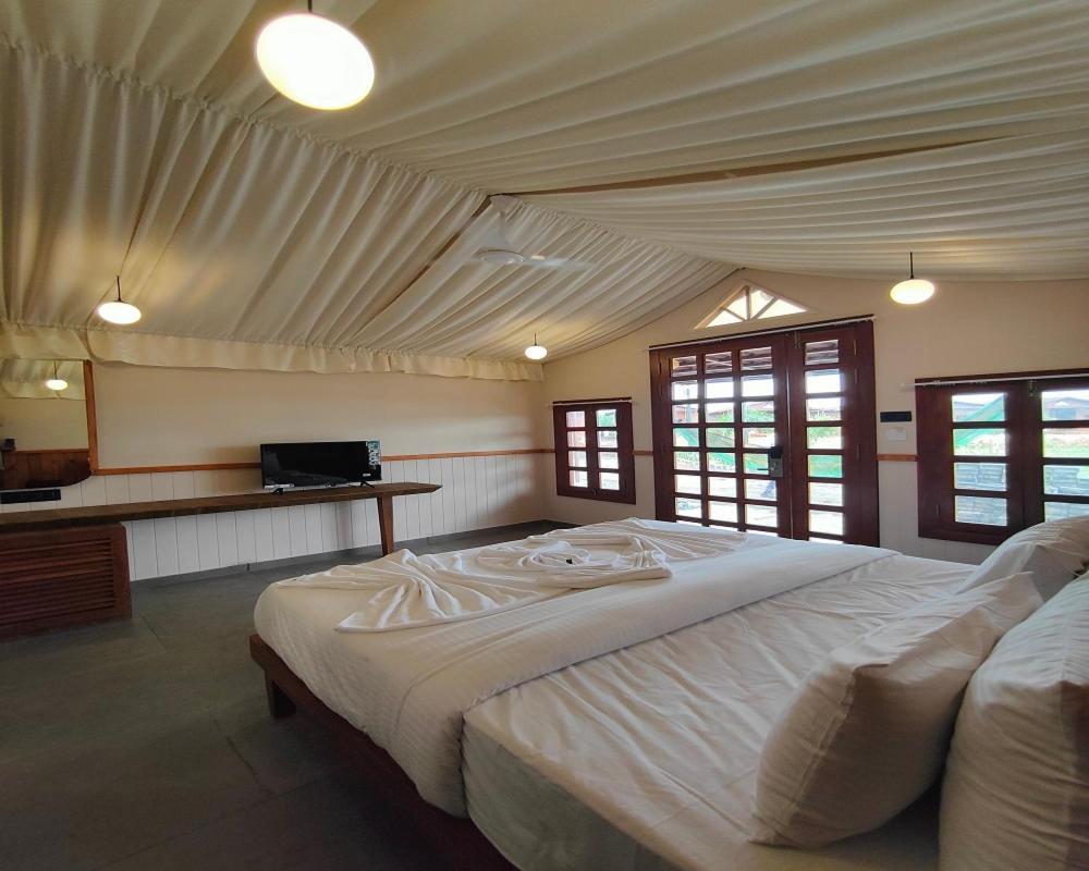 Nirvana Resort And Restaurant Garudeshwar Bagian luar foto