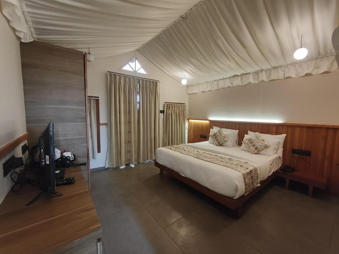 Nirvana Resort And Restaurant Garudeshwar Bagian luar foto